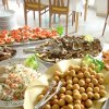 Buffet con cibo vario, tra cui frutti di mare e verdure.