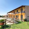 Un edificio giallo con balconi e ombrelloni vicino a una piscina.