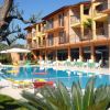 Hotel con piscina e sdraio all'aperto.