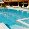 Piscina con lettini e ombrelloni.