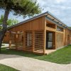 Bungalow in legno con giardino e veranda.